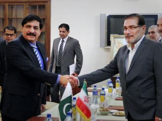 شمخانی به طور تلویحی عربستان را به ایجاد ناامنی در مرز با پاکستان متهم کرد