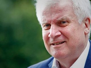 وزیر داخلی باواریا: آلمان باید بتواند پناهجویان رد شده را اخراج کند