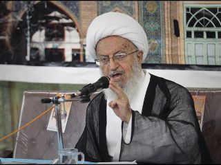 آیت الله مکارم شیرازی: می گویند چرا طلاب و مراجع کسب و کار ندارند و کار تولیدی ندارند چون مثل پلیس و استاد دانشگاه،‌ فضا را برای تولید آماده می کند