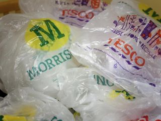 پولی کردن کیسه‌های پلاستیکی در انگلستان به افت شدید استفاده از آنها منجر شده