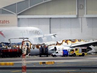 هواپیمای شرکت امارات هنگام فرود در دوبی سقوط کرد