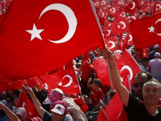 صدها هزار نفر در استانبول در مخالفت با کودتا تظاهرات کردند