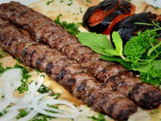 طرز تهیه کباب کوبیده به روش سنتی ایرانی