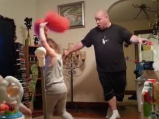 رقص و شادی کودکانه پدر با فرزندان خردسالش