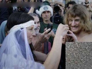 عروس و داماد برهنه دستگیر شدند +عکس