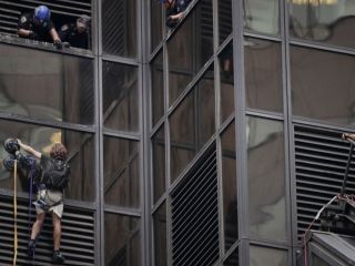 پلیس مردی را که از برج ترامپ بالا رفت بازداشت کرد