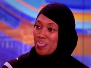 مهماندار مسلمانی که بخاطر سرو نکردن مشروب تعلیق شده بود؛ از شرکت هواپیمایی شکایت کرد