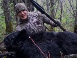 شکار یک خرس با نیزه در کانادا خشم عمومی را برانگیخت