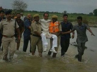 بازدید وزیر هندی از مناطق سیل‌زده باعث سرگرمی کاربران شد