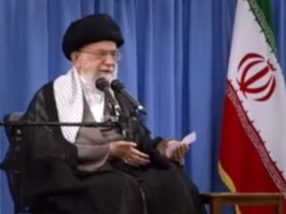 اذعان خامنه‌ای به عدم مخالفت با اظهارات منسوبانش + ویدیو