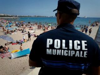 زن فرانسوی به علت روسری سر کردن در کنار دریا 'جریمه شد'