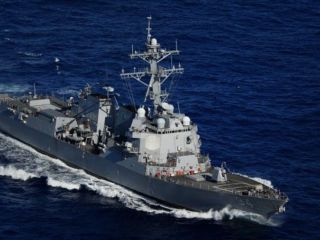 یک مقام پنتاگون: دوقایق سپاه در اقدامی غیرحرفه‌ای به ناوشکن آمریکایی نزدیک شدند