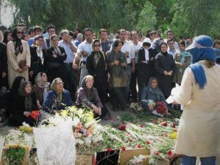 مراسم یادبود اعدامیان ۱۳۶۷ در گورستان خاوران برگزار شد