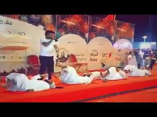 مسابقه شیر خوردن «مثل نوزادان» از شیشه‌شیر توسط مردان در عربستان،جنجال به پا کرد+ ویدیو