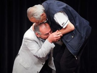 بوسه صادق زیباکلام بر دست بازیگر پشیمان از بازی در سریال معمای شاه