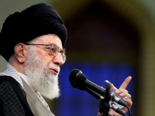 خامنه‌ای: دشمن باید بفهمد دفاع ما شامل پاسخگویی نیز خواهد بود