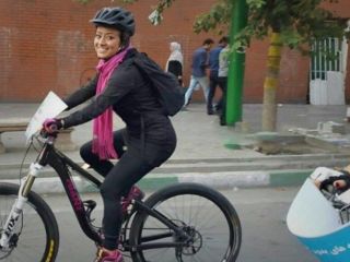 انتقاد مشاور وزیر کشور از پوشش دختران دوچرخه‌سوار تهران + تصاویر