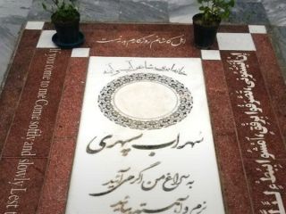 سنگ قبری برای شاعر پر از غلط های املایی + تصاویر