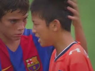 نمایشی دیدنی از مهربانی و روحیه ورزشکاری تیم زیر ۱۳ ساله های بارسلونا پس از پیروزی بر ژاپن