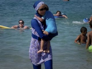 سواحل فرانسه یکی‌یکی ممنوعیت بورکینی را لغو می‌کنند