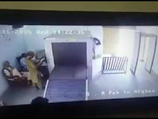 مسافر هواپیما خودش به جای چمدان روی ریل دستگاه 