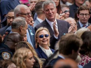 هیلاری کلینتون در جریان مراسم یازده سپتامبر 'گرمازده شد'