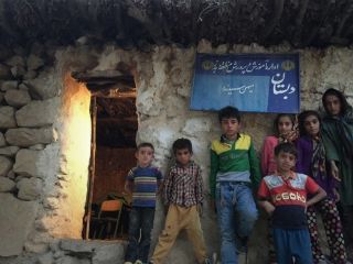 دانش‌آموزان روستاهای ایذه در «طویله» درس می‌خوانند + تصاویر
