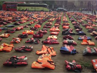 ایجاد «قبرستان جلیقه‌های نجات» در میدان پارلمان لندن