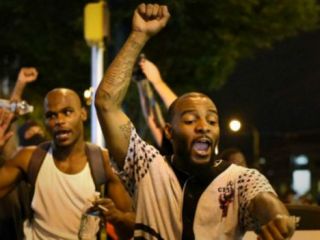 تظاهرکنندگان آمریکایی مقررات منع رفت و آمد شبانه را نادیده گرفتند