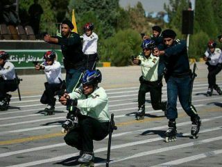 مانور نیروهای انتظامی اسکیت‌سوار در اصفهان