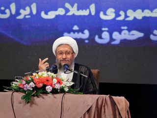 لاریجانی: نباید اعدام قاچاقچی را به تاخیر انداخت تا در زندان نمازخوان شود