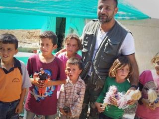 مردی که برای بچه‌های سوری اسباب‌بازی می‌برد