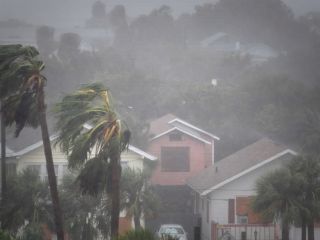 برخورد توفان «متیو» با سواحل جنوب شرقی آمریکا