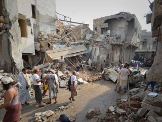 حمله هوایی ائتلاف عربستان به مراسم عزاداری حوثی‌ها در یمن ده‌ها کشته بر جا گذاشت