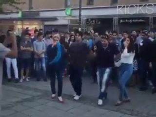 رقص کردی در میانه خیابانی در اروپا