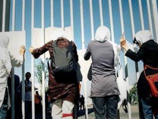 دیدبان حقوق بشر: تا وقتی ایران زنان را به ورزشگاه راه نمی‌دهد، حق میزبانی به آن ندهید