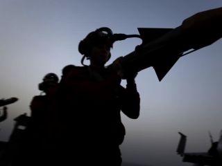 آیا ایران به سمت کشتی‌های آمریکایی موشک شلیک کرد؟