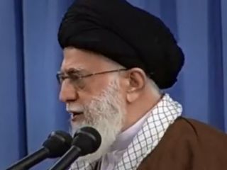 خامنه ای : یک عده ای تا ما میگیم دشمن , میگن آخ فلانی چقدر هی میگه دشمن دشمن