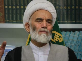 امام جمعه همدان: یکی از دلایل عقیم شدن مردان پوشیدن لباس‎های تنگ است