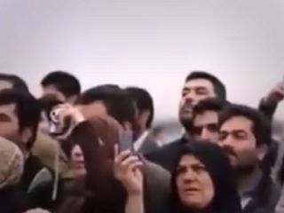 اعتراض یک روحانی به اعدام در ملاء عام و سوت و کف زدن تماشاچی ها