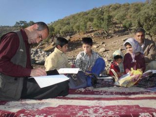 عزیز محمدی‌منش؛ معلمی که ۱۷سال است در کوه‌ها دنبال دانش‌آموز می‌گردد