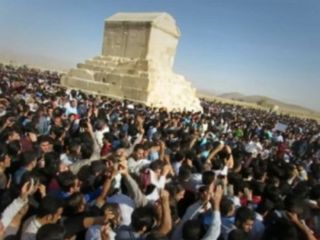 حضور پیش‌بینی نشده هزاران ایرانی در «روز کوروش کبیر» در پاسارگاد