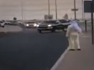 حرکات دیوانه وار یک راننده سعودی در خیابان