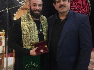 امیر تتلو بعد از آزادی در هیئت کسی که از زندان آزادش کرد