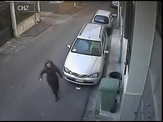 دزدی ناجوانمردانه دو مرد جوان از یک زن در وسط خیابان