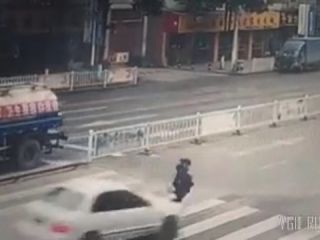 تصادف دختر جوان به خاطر خیس نشدن توسط  ماشینهای شستشوی خیابان