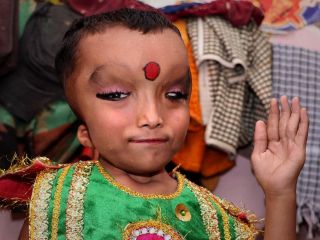 پرستش کودک ۶ ساله هندی بخاطر چهره اش