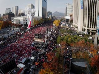 بزرگترین راهپیمایی سه دهه اخیر در کره جنوبی: مردم خواستار استعفای رئیس جمهوری شدند