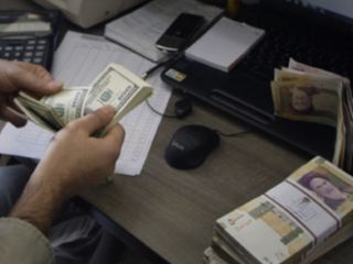 یک مدیر بانکی ایران: دستورالعمل وزارت خزانه‌داری آمریکا، حساب‌های دلاری ما را فعال کرد