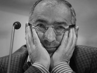 صادق زیباکلام: اگر بحث ظلم و قتل است، پرچم سوریه، روسیه و ایران را هم باید لگد کنیم